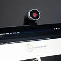EagleEye Mini со шторкой приватности на мониторе
